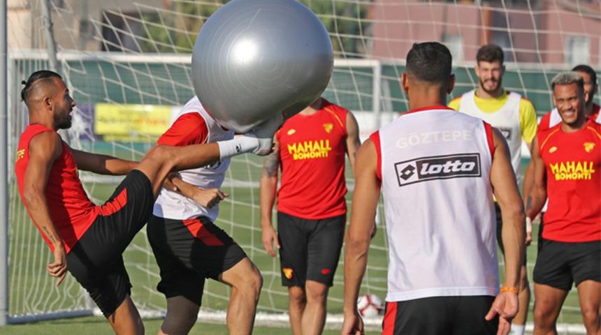 Göztepe’de oyuncular formayı kapmak için mücadele veriyor