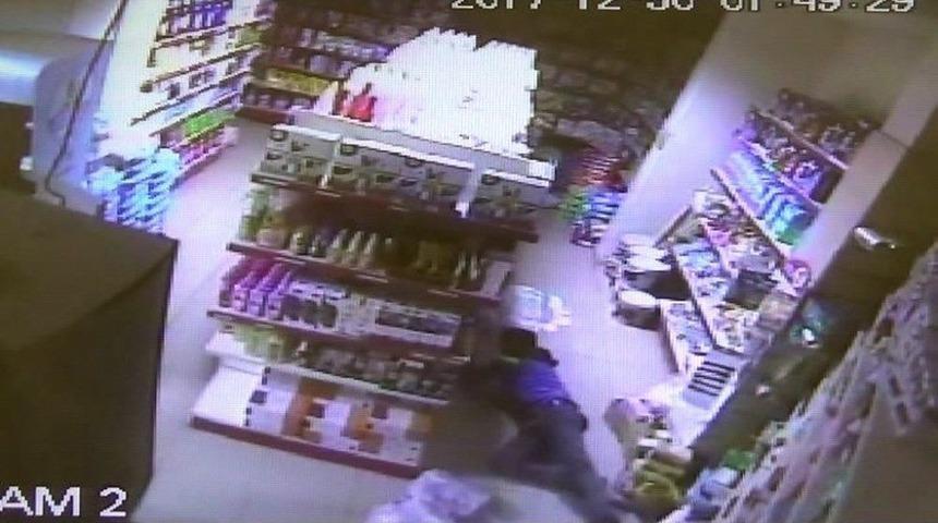 Market Hırsızları Yaklaşık 1 Saat Boyunca İ&ccedil;eride Gezindi