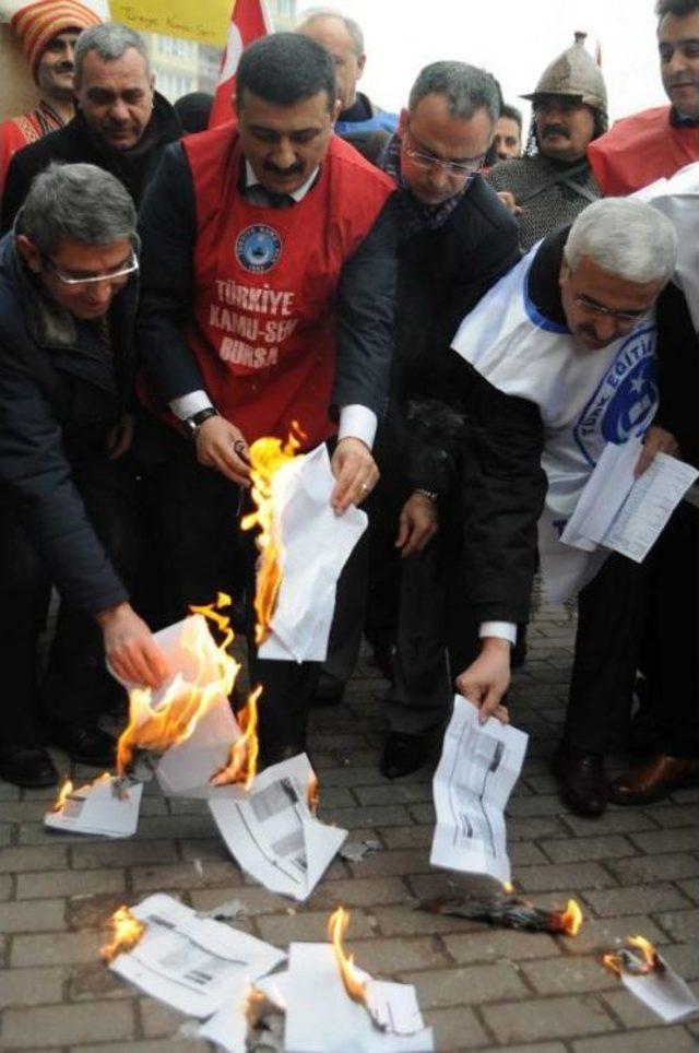 Memurlar Yeniçeriler Eşliğinde Bordro Yaktı