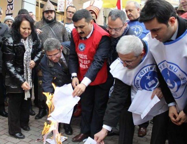 Memurlar Yeniçeriler Eşliğinde Bordro Yaktı