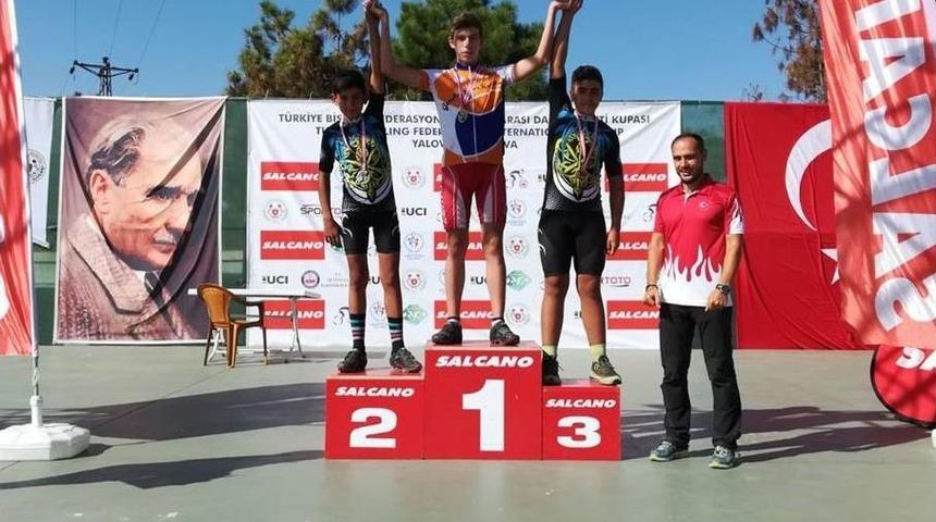 Nil&uuml;ferli Bisiklet&ccedil;iler Yalova&rsquo;dan Madalya İle D&ouml;nd&uuml;
