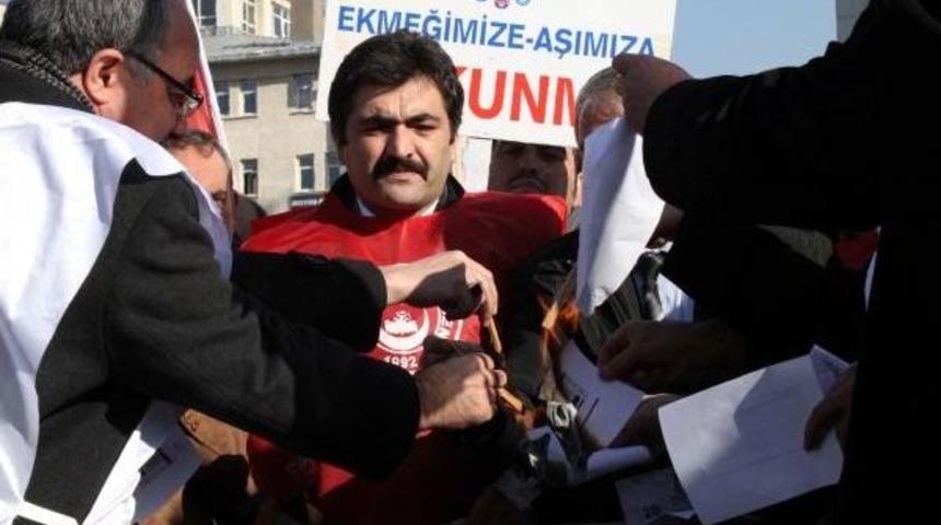 Erzurum'daki Memurlar Maaş Zammını &Ccedil;ıra Ve Bordro Yakarak Protesto Etti