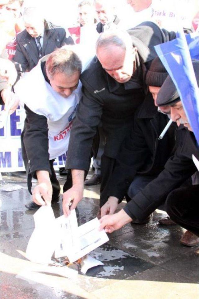 Erzurum'daki Memurlar Maaş Zammını Çıra Ve Bordro Yakarak Protesto Etti