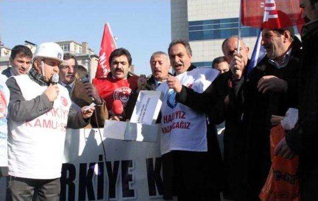 Erzurum'daki Memurlar Maaş Zammını Çıra Ve Bordro Yakarak Protesto Etti