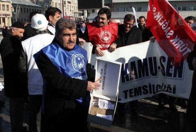 Erzurum'daki Memurlar Maaş Zammını Çıra Ve Bordro Yakarak Protesto Etti