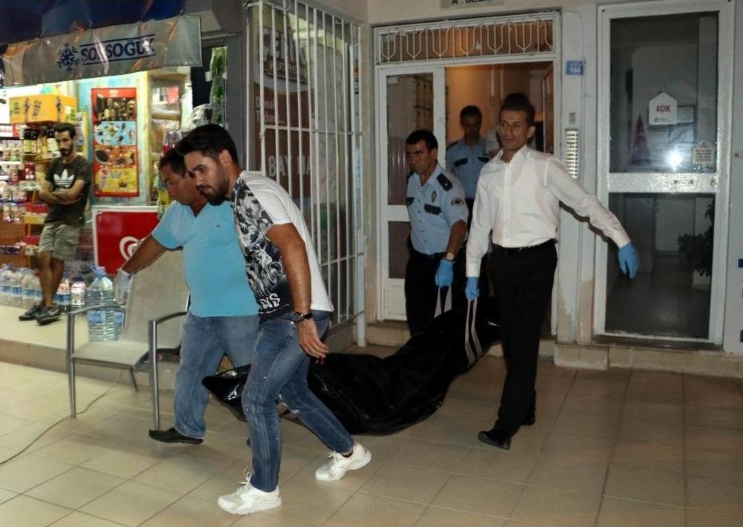 Kalp Krizi Ge&ccedil;iren Babalarını Kurtarmak İ&ccedil;in Ambulans Yerine Ev Sahibini Aradılar