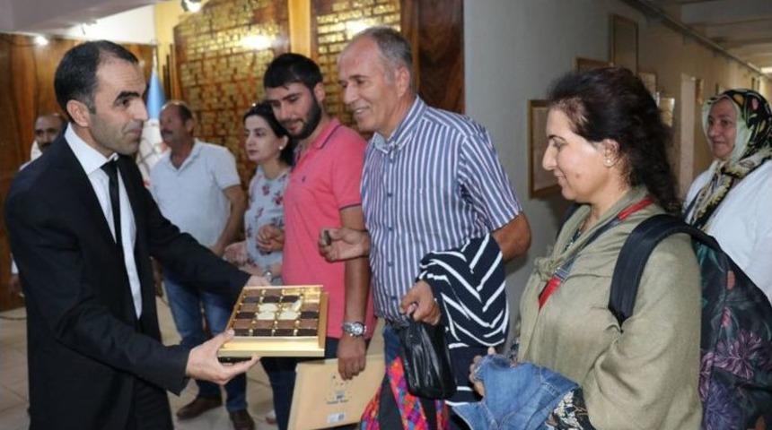 Bingöl’e Atanan Öğretmenler Çiçekle Karşılandı