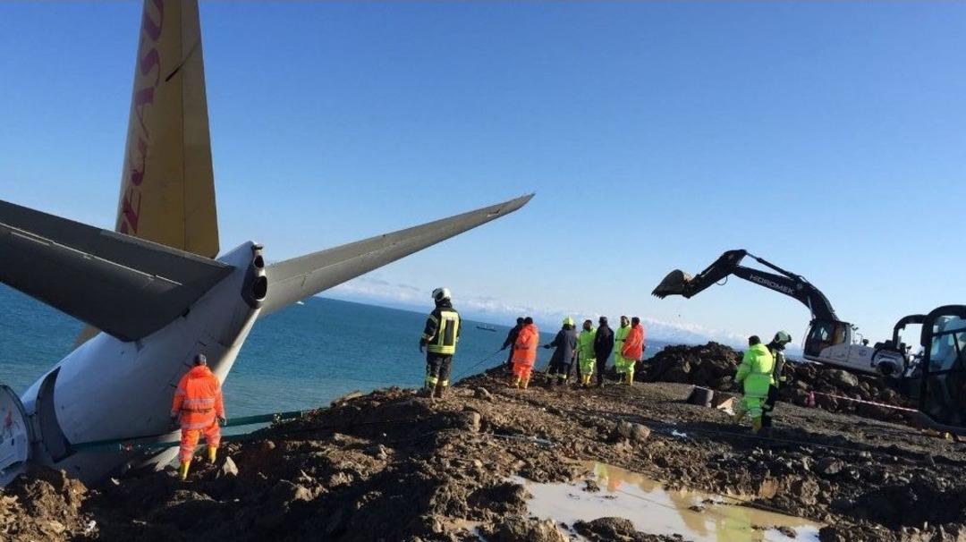 Trabzon&rsquo;da Pistten &Ccedil;ıkan Yolcu U&ccedil;ağının Bulunduğu Yerden &Ccedil;ıkarılması İ&ccedil;in &Ccedil;alışmalar S&uuml;r&uuml;yor