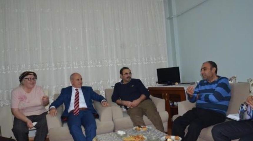 Akg&uuml;n,  deprem &ccedil;alışmalarını ev ziyaretleriyle anlatıyor