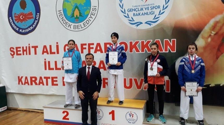 Kağıtsporlu Karatecilerimize Rakip Dayanmıyor