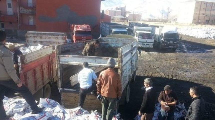 Başkale’de Fakir Ve Yardıma Muhtaç Ailelere Kömür Dağıtımına Başladı