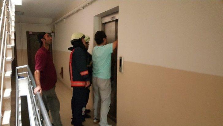 Asansör Boşluğuna Düşen Kediyi İtfaiye Kurtardı G1
