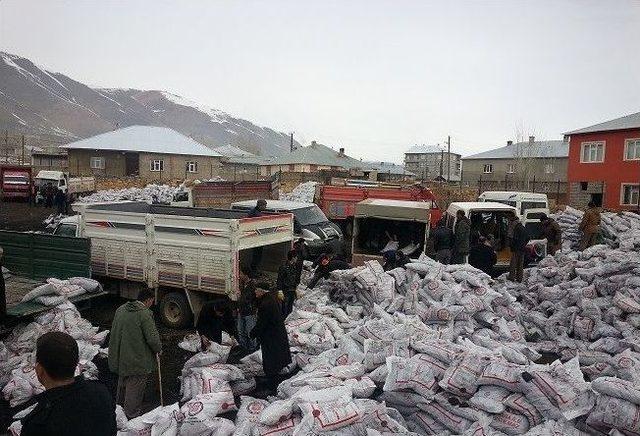 Başkale’de Fakir Ve Yardıma Muhtaç Ailelere Kömür Dağıtımına Başladı