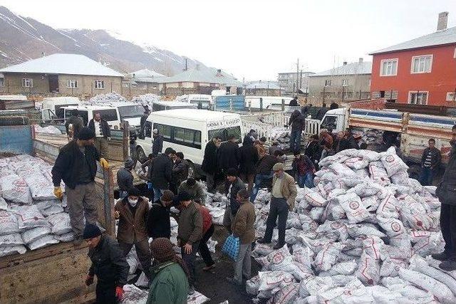 Başkale’de Fakir Ve Yardıma Muhtaç Ailelere Kömür Dağıtımına Başladı