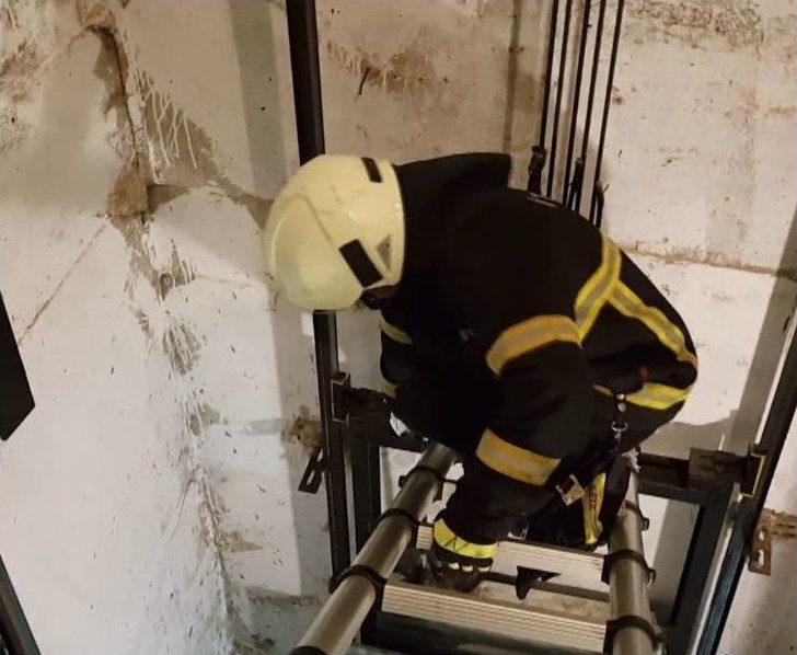 Asansör Boşluğuna Düşen Kediyi İtfaiye Kurtardı G5