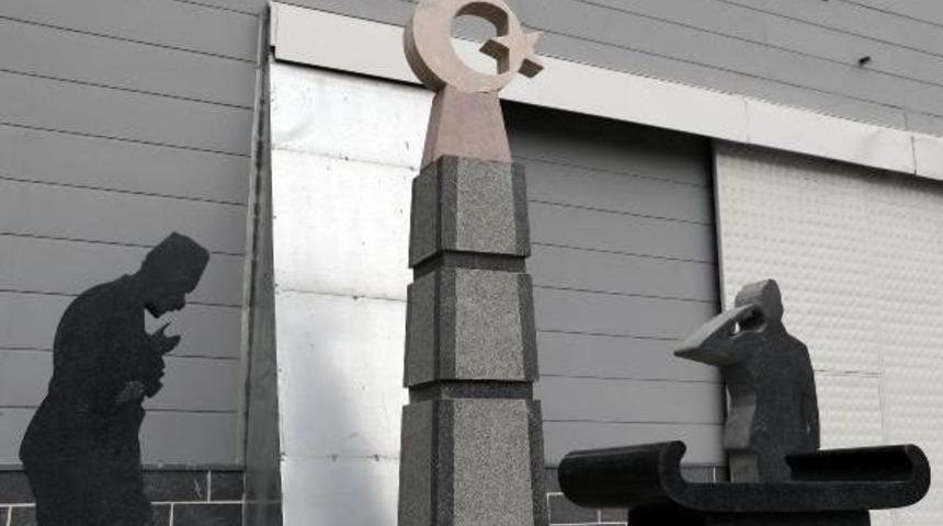 Taşlar, Bu Fabrikada Sanat Eserine D&ouml;n&uuml;ş&uuml;yor