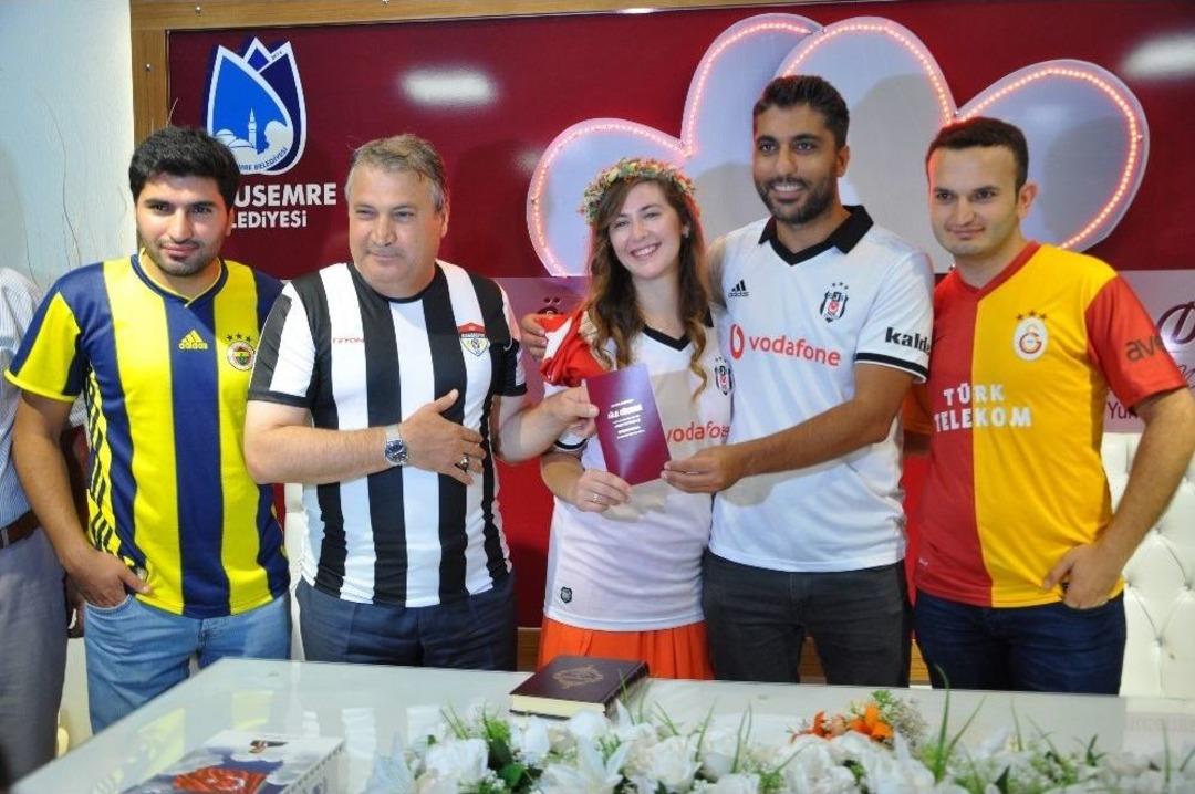 Ezeli Rakipleri Buluşturan Nikaha Belediye Başkanı S&uuml;rprizi