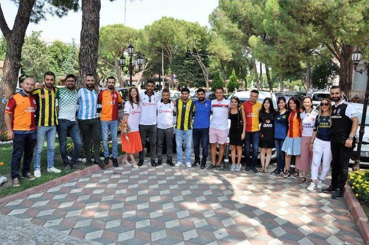 Ezeli Rakipleri Buluşturan Nikaha Belediye Başkanı Sürprizi G1