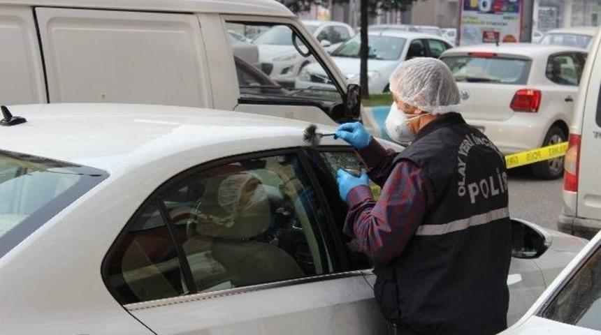 Otomobilin Camını Kırıp 70 Bin Lirayı &Ccedil;aldılar