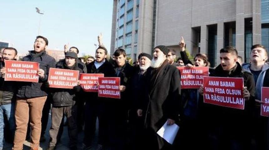 Adliye &Ouml;n&uuml;nde Cumhuriyet Gazetesi Protestosu