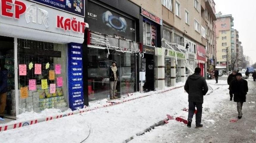 Kar K&uuml;tlesi &Ccedil;atıdan D&uuml;şt&uuml;: 1 Yaralı