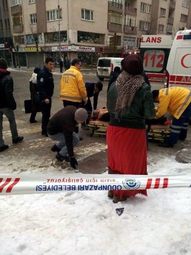 Kar Kütlesi Çatıdan Düştü: 1 Yaralı