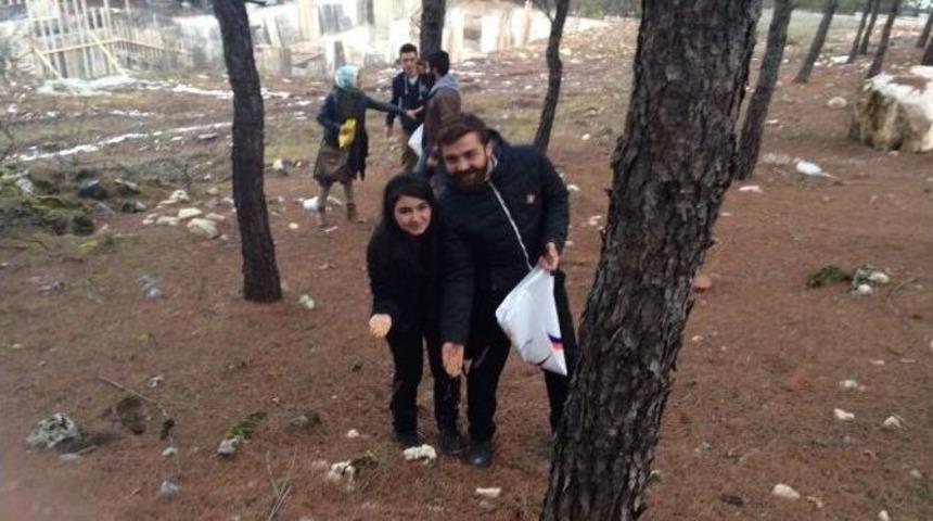 &Uuml;niversite &Ouml;ğrencileri Ormanda Yem Dağıttı