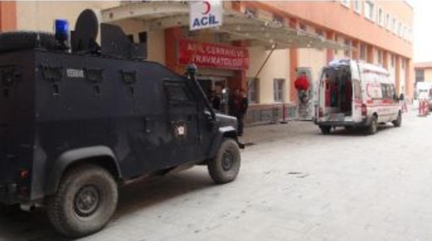 Plaka Sorgusu Yapan Polise Taşla Saldırdı