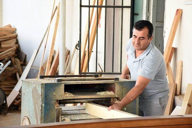 Marangoz Atölyesi Belediye Bütçesine Katkı Sağlıyor