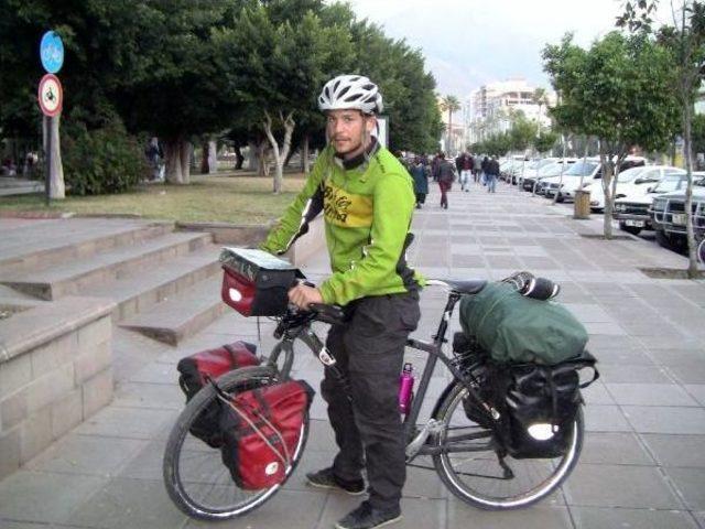 Afrikalı &ccedil;ocuklar i&ccedil;in pedal &ccedil;eviriyor 2