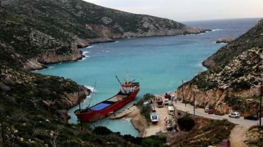 T&uuml;rk gemisi, fırtınada yunan adasında sığındığı koyda karaya oturdu