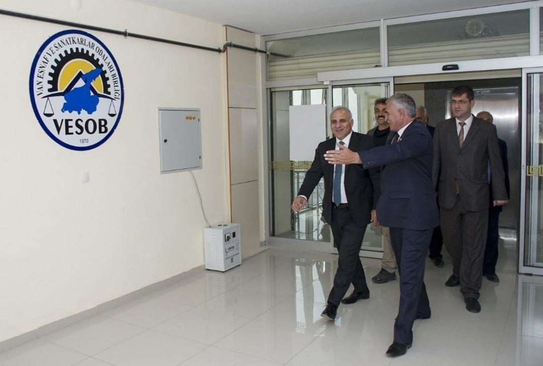 Vali Zorluoğlu, Van&rsquo;da G&ouml;&ccedil;menlerin Kaldıkları Yerleşkeleri Ziyaret Etti