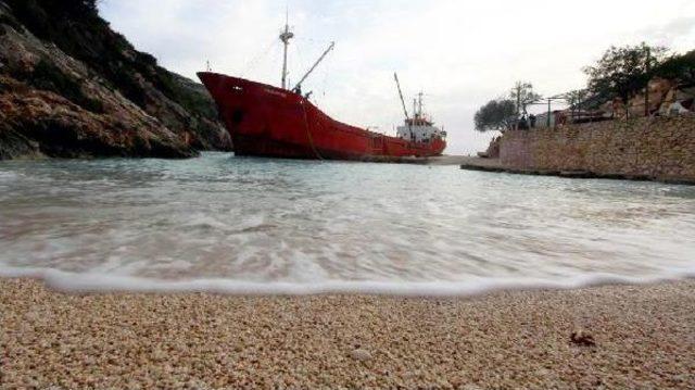 Türk gemisi, fırtınada yunan adasında sığındığı koyda karaya oturdu