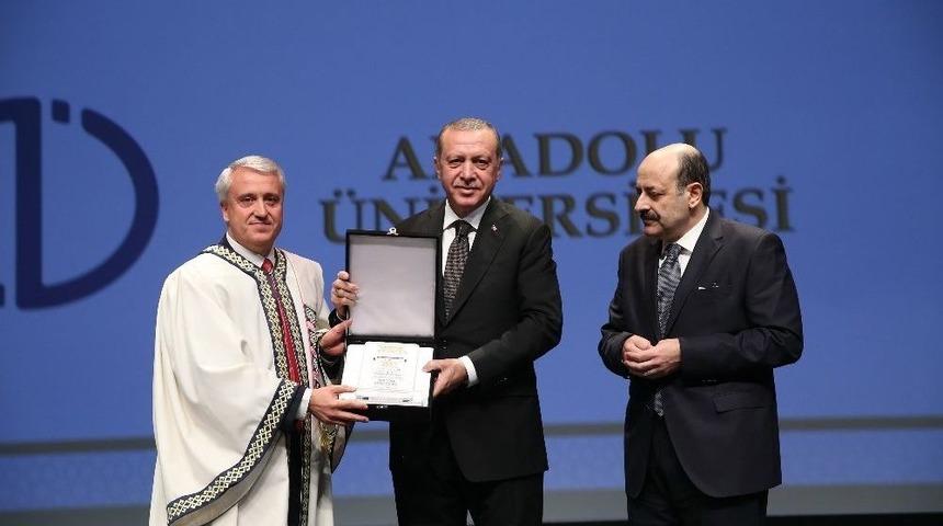 Rekt&ouml;r G&uuml;ndoğan, 2017 Yılı &Uuml;st&uuml;n Başarı &Ouml;d&uuml;l&uuml;n&uuml; Cumhurbaşkanı Erdoğan&rsquo;ın Elinden Aldı