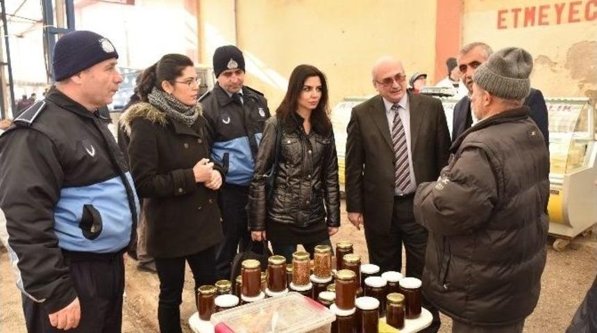 Şehzadeler Zabıtası Pazarda Hijyen Denetimi Yaptı