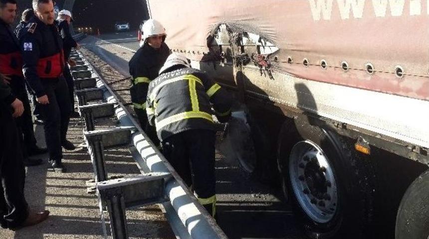 Tır Yangını Nedeniyle T&uuml;nel Ulaşıma Kapandı