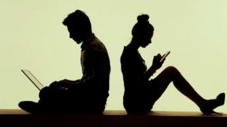 G&uuml;nde Bir Dakika Kitap Okunurken, &Uuml;&ccedil; Saat Telefonla Zaman Ge&ccedil;iyor