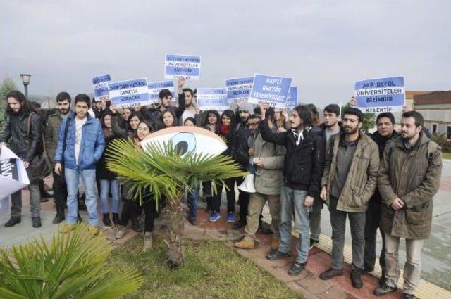 Yeni rektör için ilk protesto eylemini yaptılar