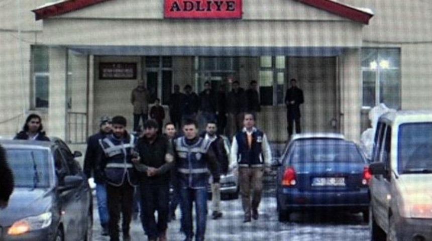 Tatvan&rsquo;da Dolandırıcılık Yapan 3 Kişi Tutuklandı