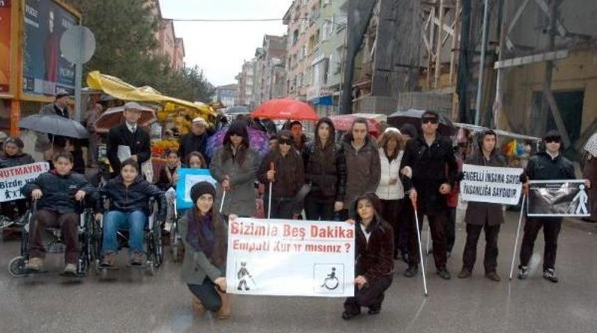 &Ouml;ğrencilerden engellilerle empati projesi