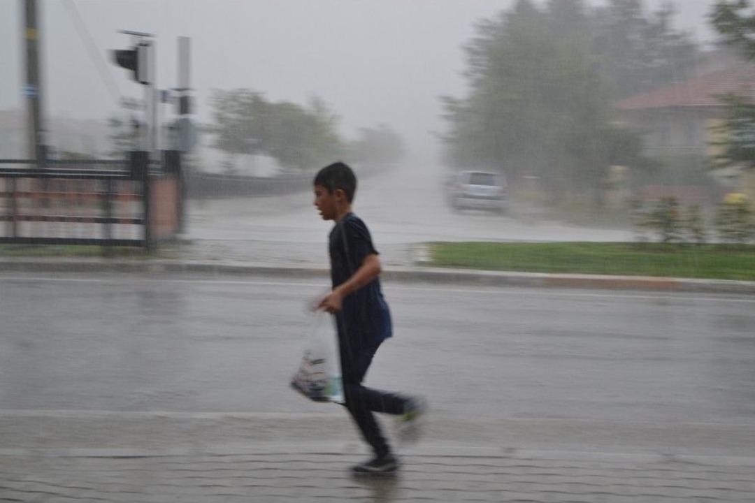 Şuhut&rsquo;ta Şiddetli Yağmur, Dolu Ve Fırtına Zor Anlar Yaşattı