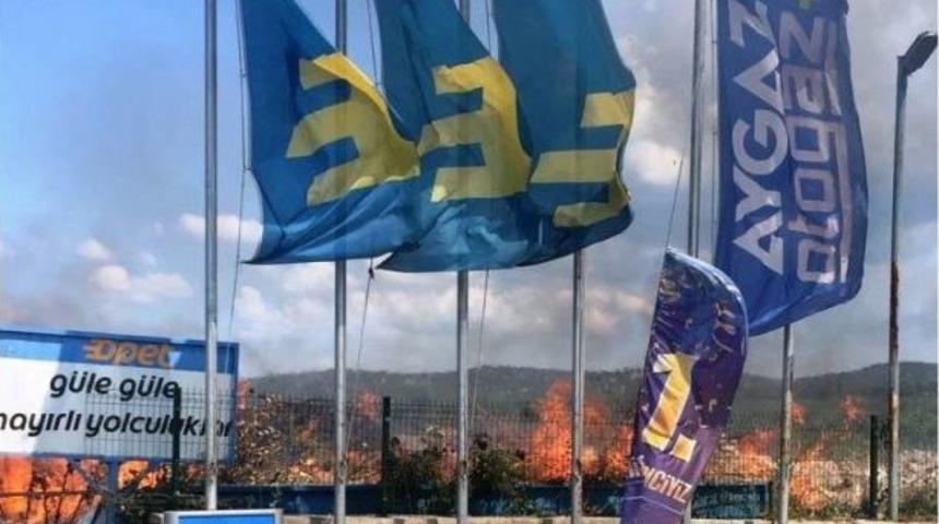 Ayvalık&rsquo;ta Akaryakıt İstasyonu Yanında &Ccedil;ıkan Yangın Korkuttu