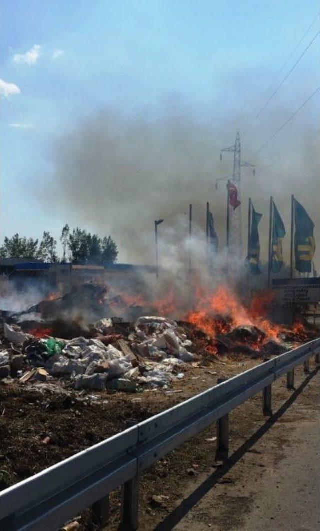 Ayvalık’ta Akaryakıt İstasyonu Yanında Çıkan Yangın Korkuttu