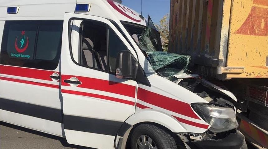 112 Ekipleri Kazada Yaralanan Meslektaşları İ&ccedil;in Zamanla Yarıştı