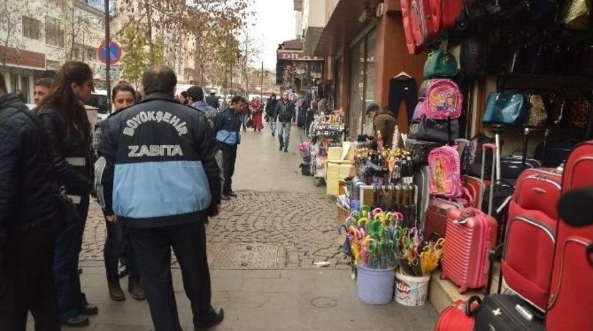 Diyarbakır&rsquo;da Zabıtadan &rsquo;kaldırım İşgaline Son&rsquo; Uygulaması