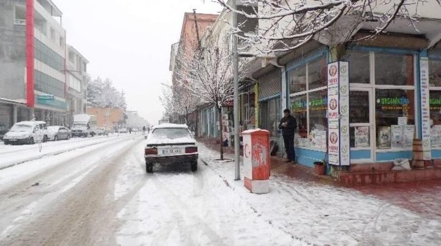 G&ouml;lbaşı İl&ccedil;esinde Kar Yağışına En &Ccedil;ok &Ccedil;ocuklar Sevindi