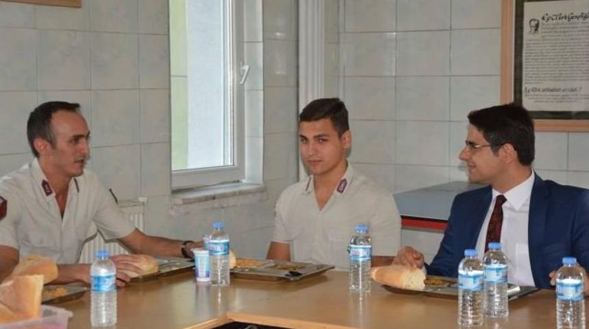 Selendi Kaymakamı İlçedeki İlk Gününde Mehmetçiklerle Yemek Yedi