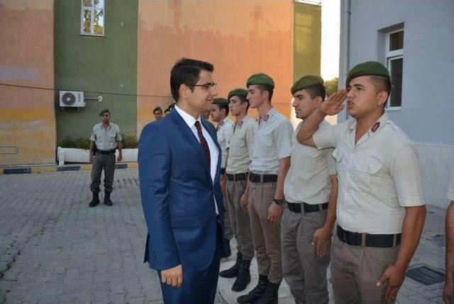 Selendi Kaymakamı İlçedeki İlk Gününde Mehmetçiklerle Yemek Yedi