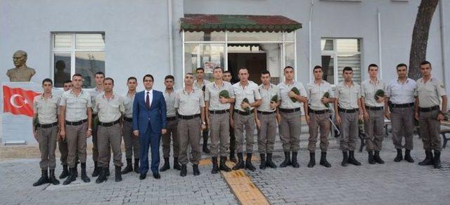 Selendi Kaymakamı İlçedeki İlk Gününde Mehmetçiklerle Yemek Yedi