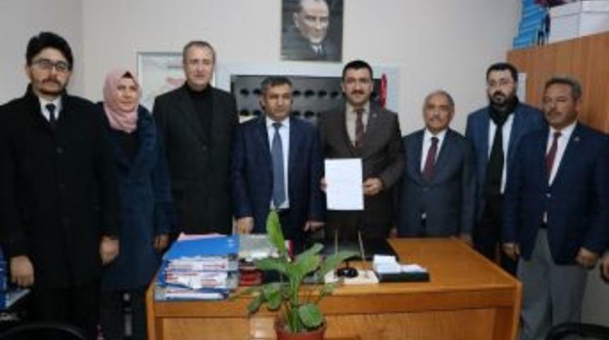 Ak Parti Niğde İl Başkanı Peşin, Mazbatasını Aldı